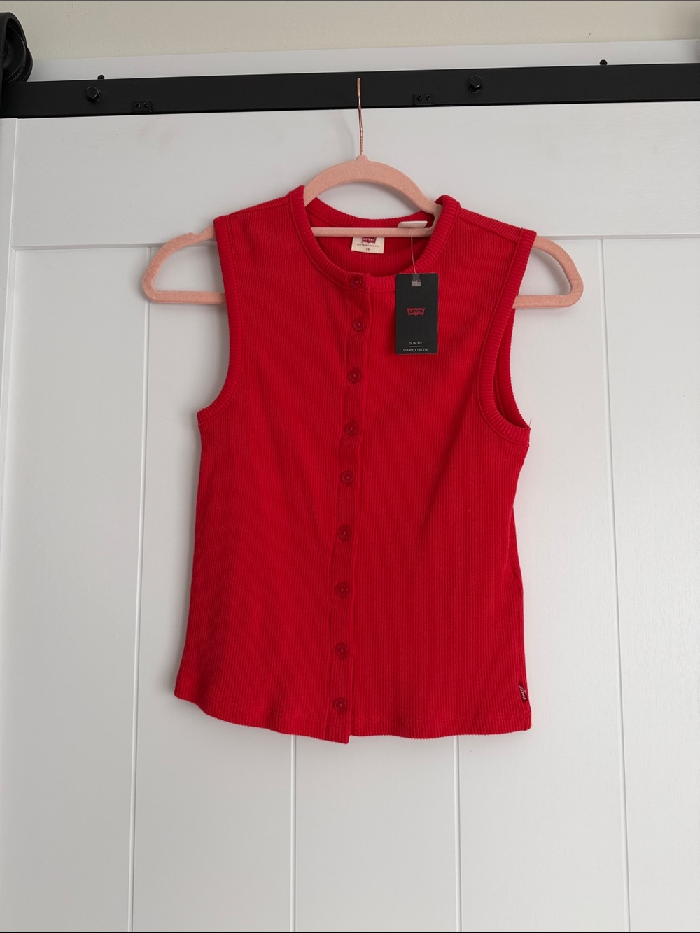 Levi,s Sleeveless Red Button-Front Ribbed Top